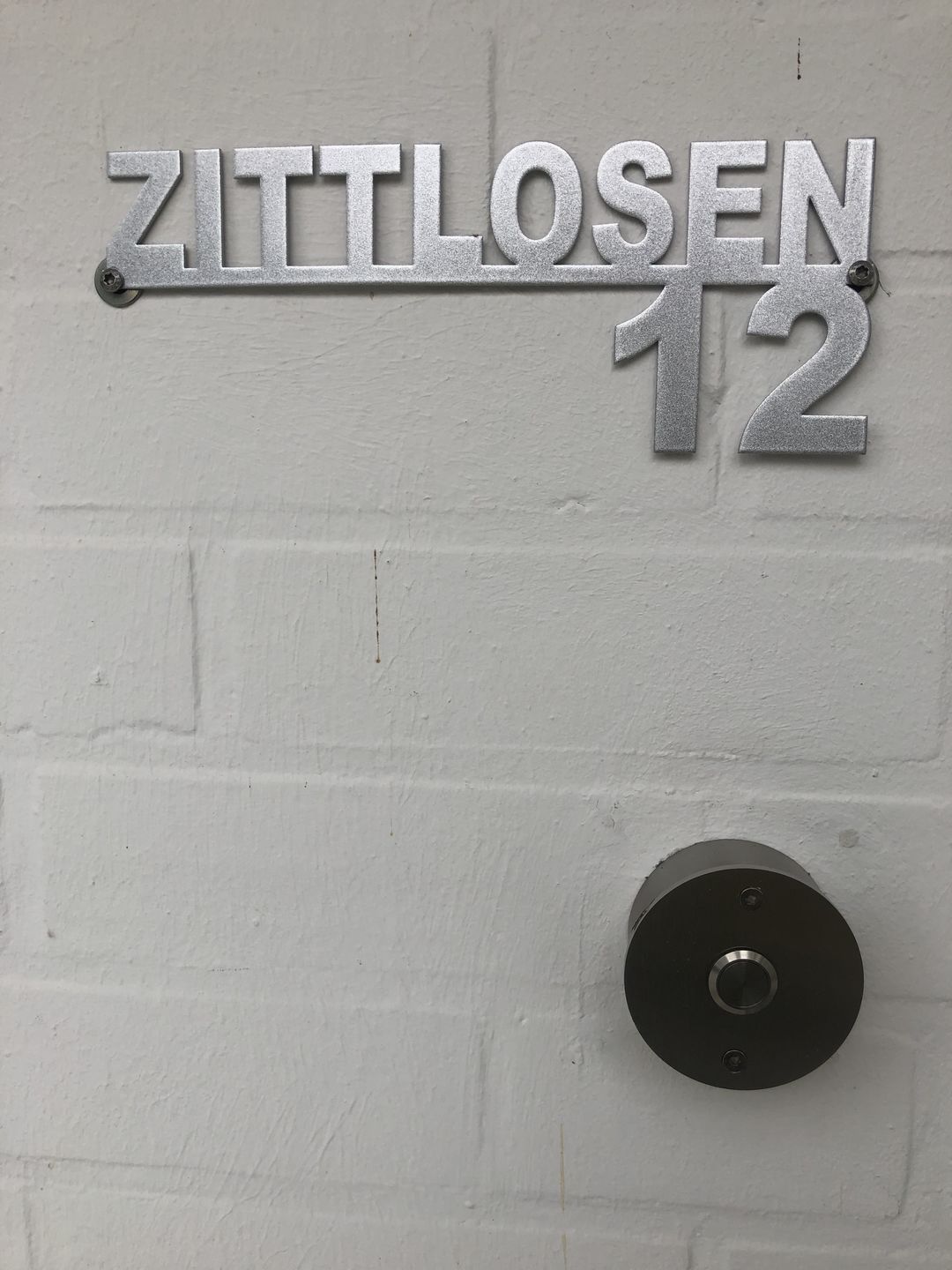 Customer photo review of Hausnummer-Monogramm "Simple" mit Familiennamen aus edlem Stahl (personalisierbar)