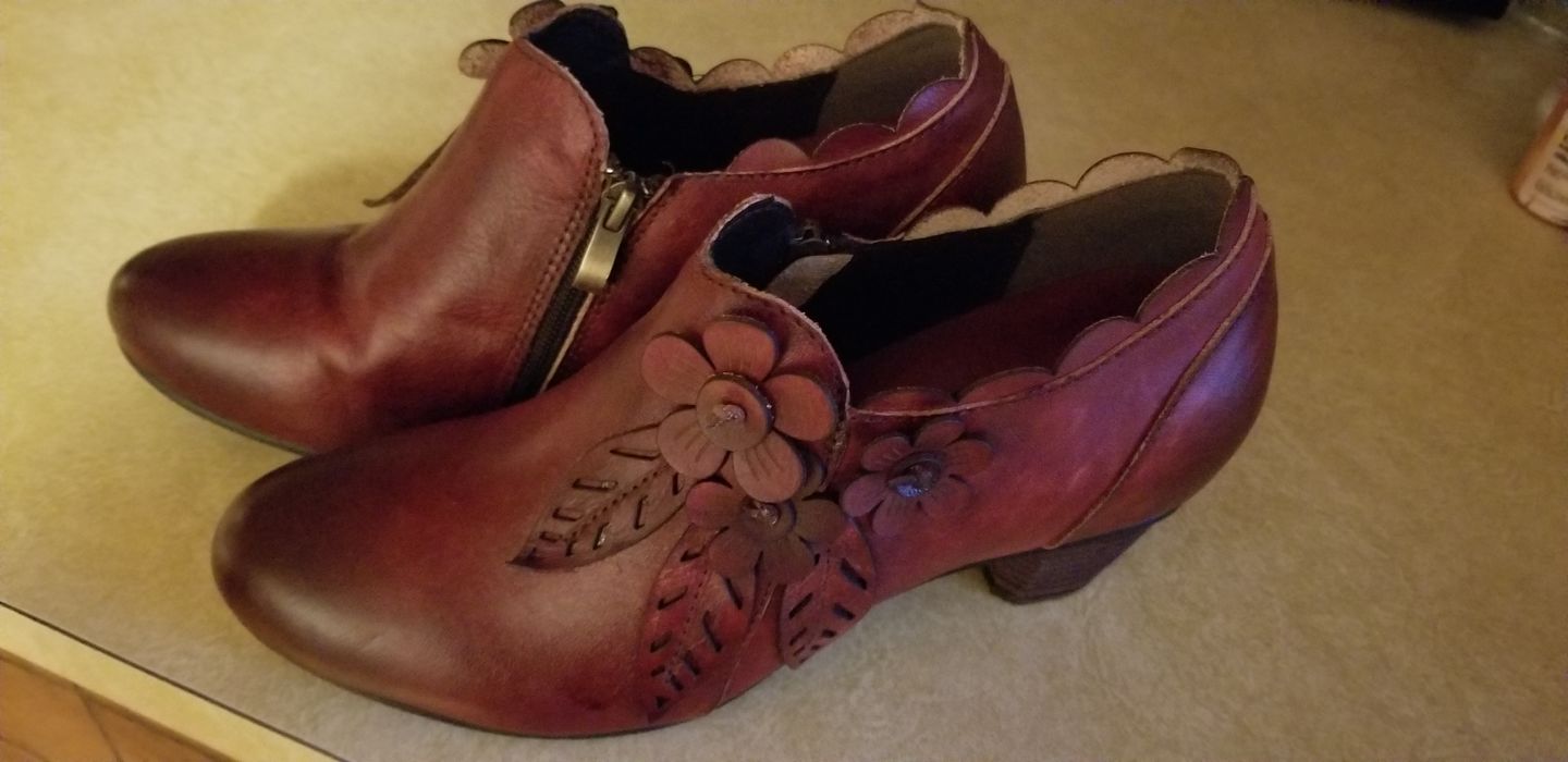 Customer photo review of Retro Handmade Floral Leather Low-Heel Pumps