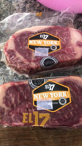 Reseña con foto de un cliente sobre New York Steak