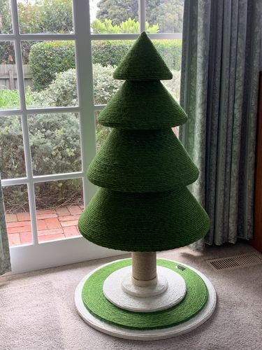 Customer photo review of Vetreska Pine Cat Scratching Tree