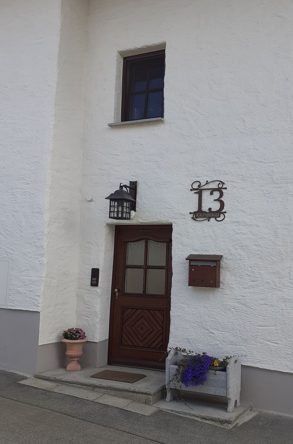 Customer photo review of Hausnummer Monogramm mit Ornament und Familiennamen aus edlem Stahl