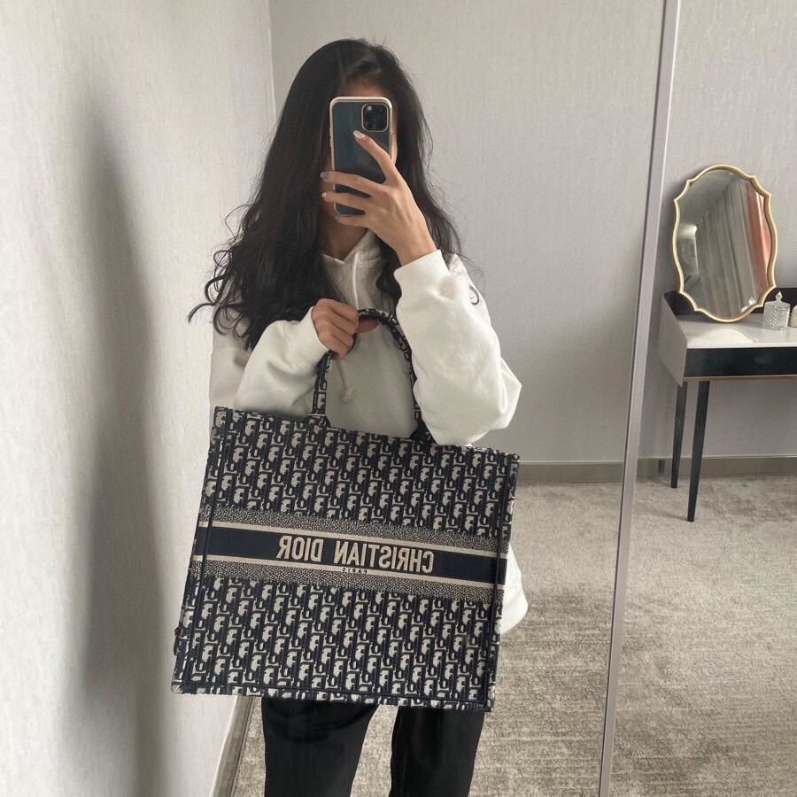 Customer photo review of 【ディオール】◆人気 BOOK TOTE 定番柄刺繍 トートバッグ-3 sizes