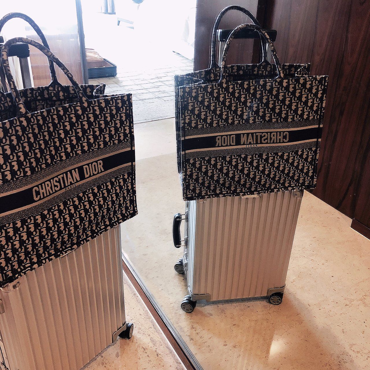Customer photo review of 【ディオール】◆人気 BOOK TOTE 定番柄刺繍 トートバッグ-3 sizes