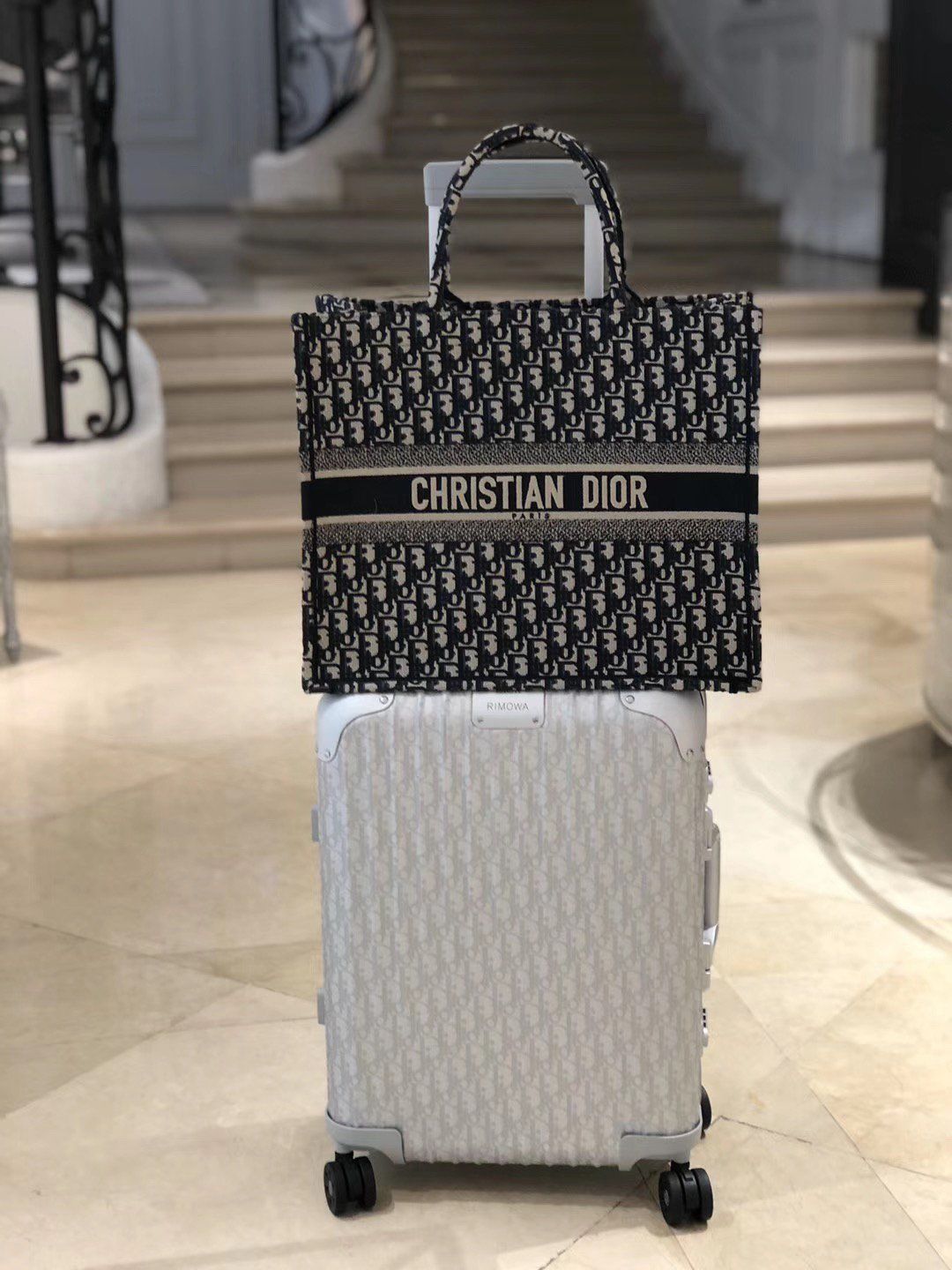 Customer photo review of 【ディオール】◆人気 BOOK TOTE 定番柄刺繍 トートバッグ-3 sizes