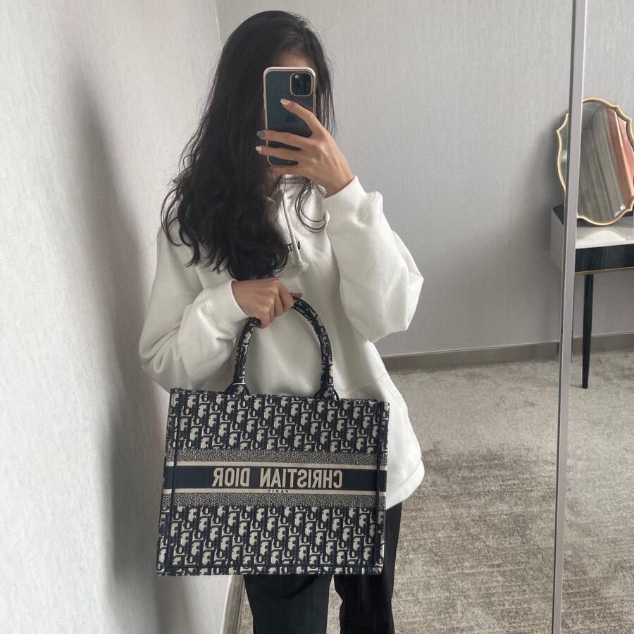 Customer photo review of 【ディオール】◆人気 BOOK TOTE 定番柄刺繍 トートバッグ-3 sizes