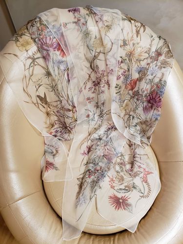 Customer photo review of Foulard Élégant en Soie avec Motif Floral