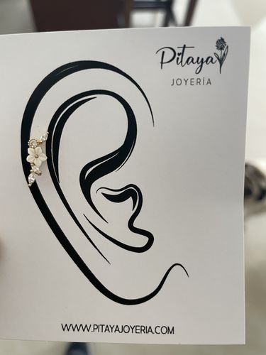 Customer photo review of Piercing de Florecita con Zirconias