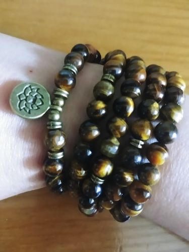 Customer photo review of Bracelet ou collier Mâlâ "OM" en Œil de Tigre