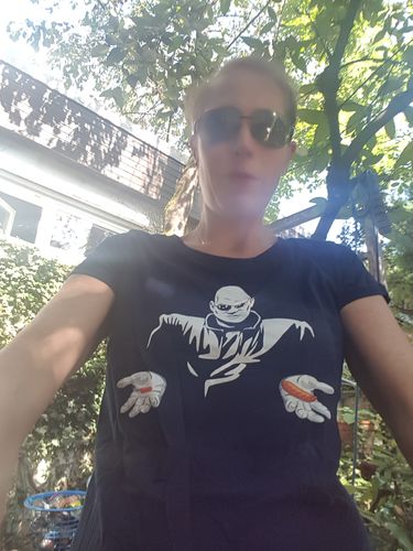 Customer photo review of PREMIUM SHIRT MÄDELS • ROTE PILLE ODER BRATWURST / MATRIX