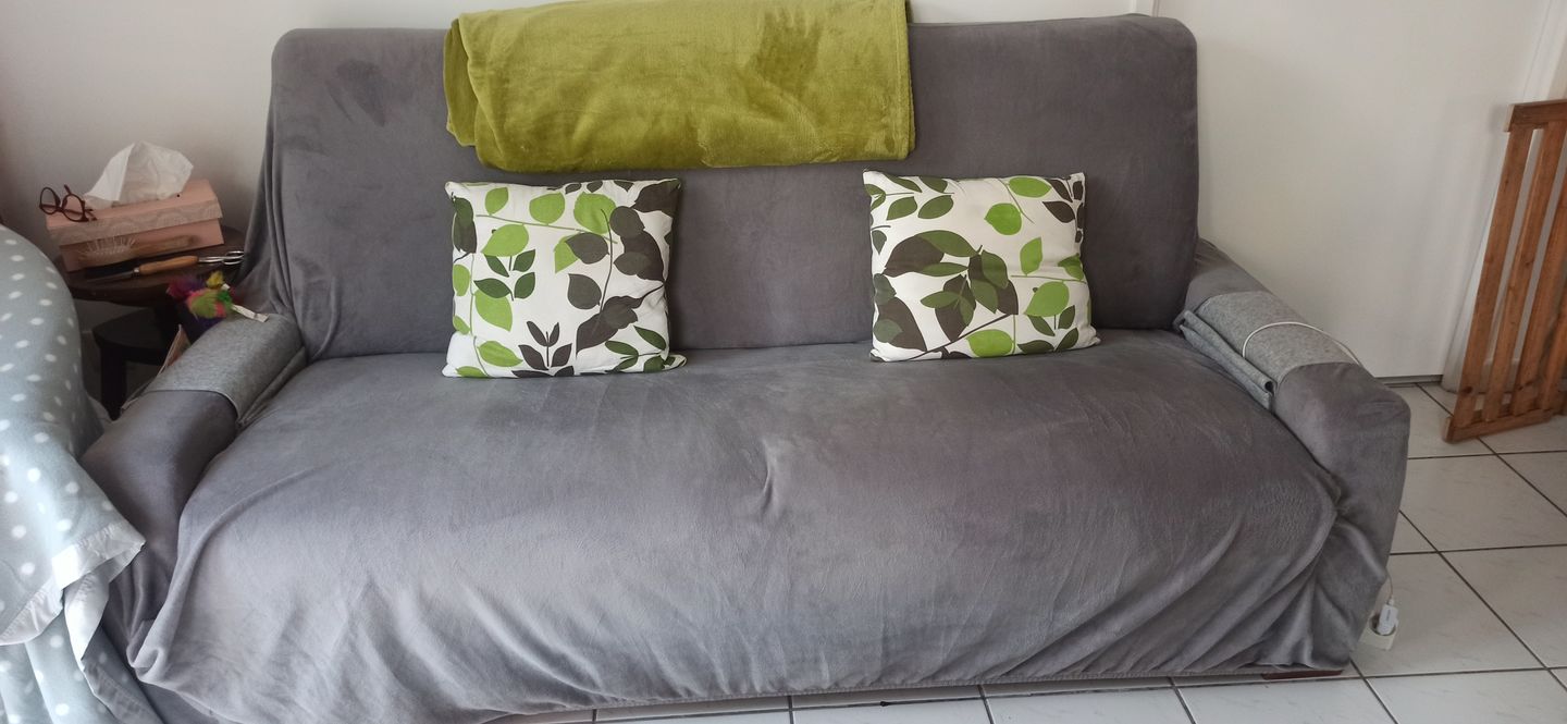 Customer photo review of Gris clair - Housses en velours Extensibles de Fauteuil et Canapé - La Maison des Housses