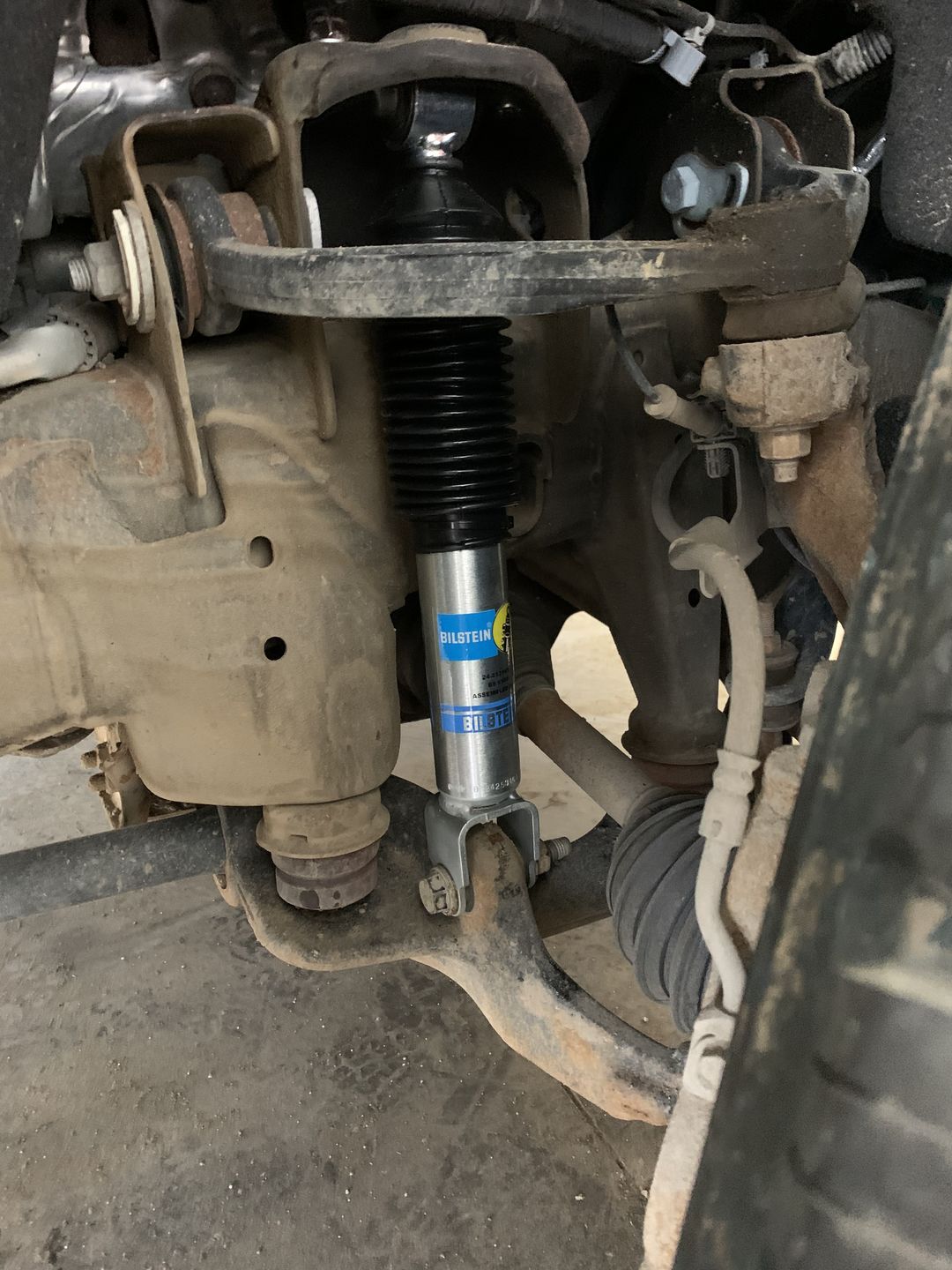 Customer photo review of 2011-2023 Duramax Bilstein 5100 Front Shock 0-1.5" (24-253161)