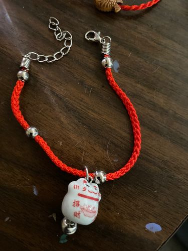 Customer photo review of Bracelet Rouge "Chat Maneki-Neko" Porte Bonheur