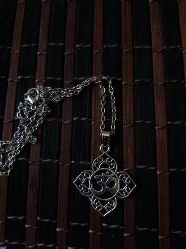 Customer photo review of Collier et pendentif OM & Fleur de Lotus en filigrane