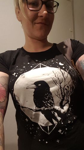 Customer photo review of Krähe im Mondlicht - Bio Damen Shirt