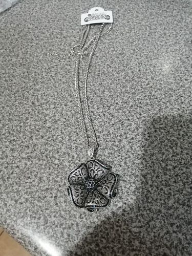 Customer photo review of Long Collier Pendentif "Fleur Vintage"