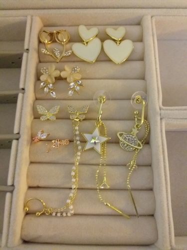Customer photo review of Aretes de Corazón Blancos