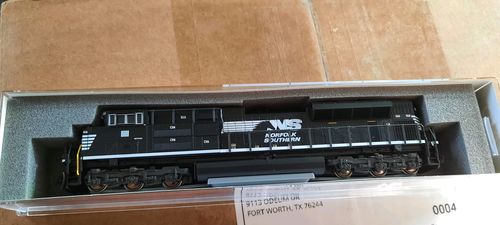 Customer photo review of Kato KAT1768515 EMD SD70ACe with Cab Headlight - Standard DC -- Norfolk Southern #1111 (black, Horse Head Logo), N Scale