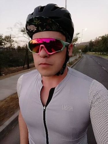 Reseña con foto de un cliente sobre Tricota Racing Series M07 Grey Lameda