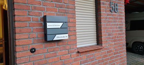 Customer photo review of AlbersDesign Briefkasten B1 anthrazit (RAL7016) personalisiert mit Edelstahl-Schildern
