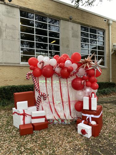 Customer photo review of Santa's Party Diet Balloon Garland Kit