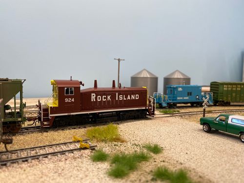 Customer photo review of Rapido Trains 27513 EMD SW1200: Chicago, Rock Island & Pacific #924 (Flexicoil Trucks), DCC & Sound, HO