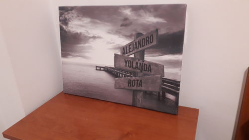 Customer photo review of Lienzo Muelle de Madera con Nombres Personalizados