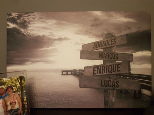Customer photo review of Lienzo Muelle de Madera con Nombres Personalizados