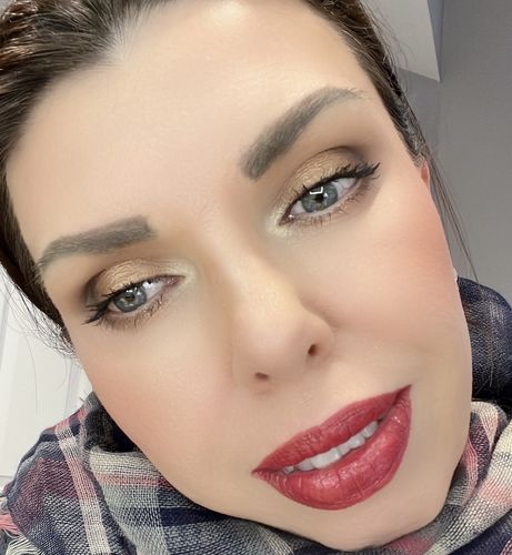 Customer photo review of The Signature Eyeshadow Palette