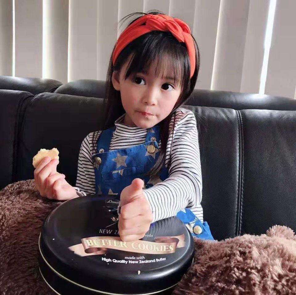 Customer photo review of Lowrey Butter Cookies 8 Tins 4 Flavours Pack | Gift Set