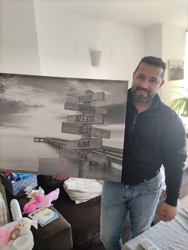 Customer photo review of Lienzo Muelle de Madera con Nombres Personalizados