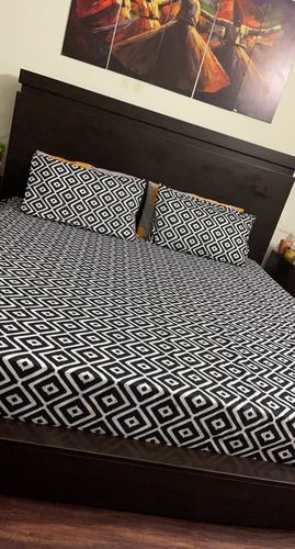 Customer photo review of Black Artistic Square-Bed Sheet Set