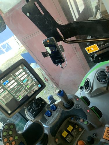 Customer photo review of Gadgetme Handyhalterung mit Wireless Ladefunktion passend für Fendt 15W Fast Wireless