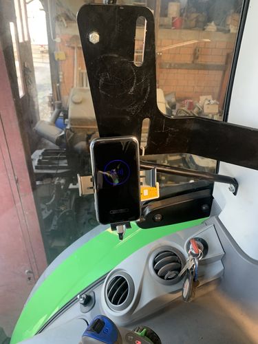 Customer photo review of Gadgetme Handyhalterung mit Wireless Ladefunktion passend für John Deere mit Command Center 4600 15W Fast Wireless