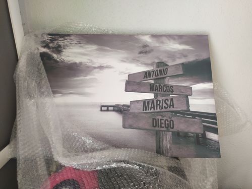 Customer photo review of Lienzo Muelle de Madera con Nombres Personalizados
