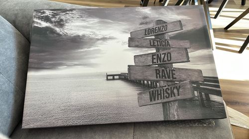 Customer photo review of Lienzo Muelle de Madera con Nombres Personalizados