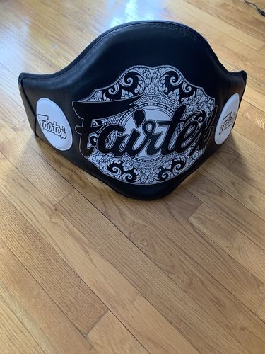 Customer photo review of FAIRTEX LIGHTWEIGHT BELLY PAD - BPV2