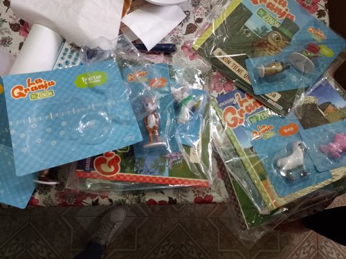 Customer photo review of Vamos a jugar l La Granja de Zenón: 20 muñecos, 11 cuentos y  playmat