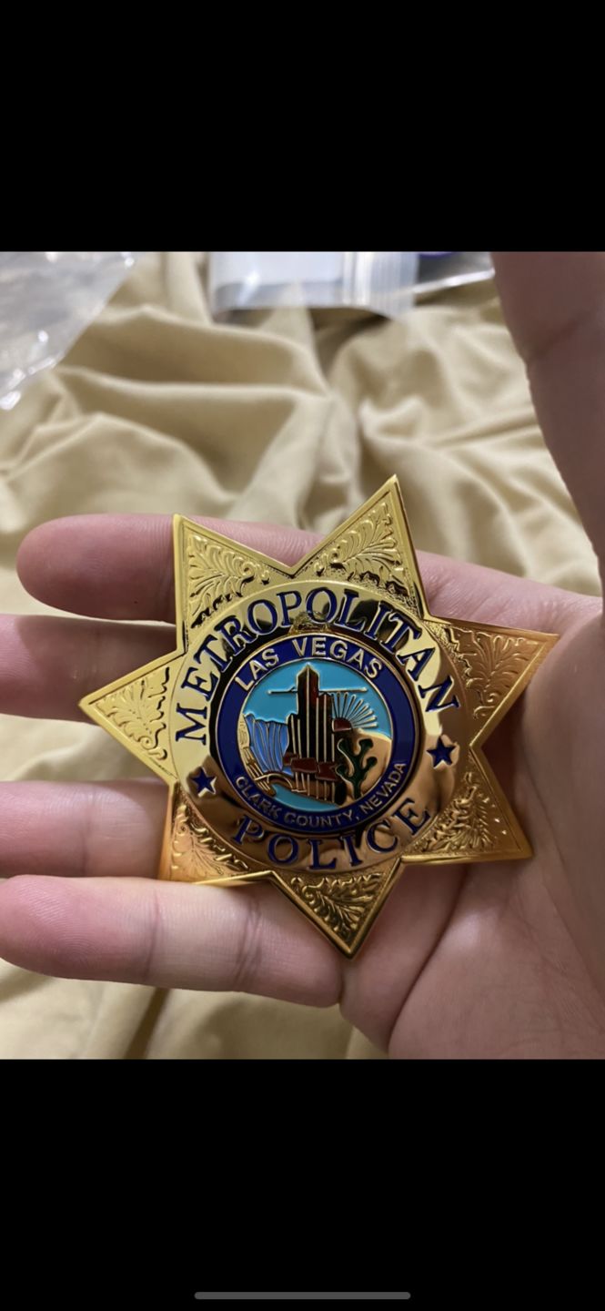 Customer photo review of US Casino Las Vegas Metropolitan Police Badge Solid Copper Replica Movie Props