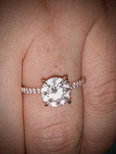 Customer photo review of Louily Rose Gold Classic Round Cut Wedding Ring Set