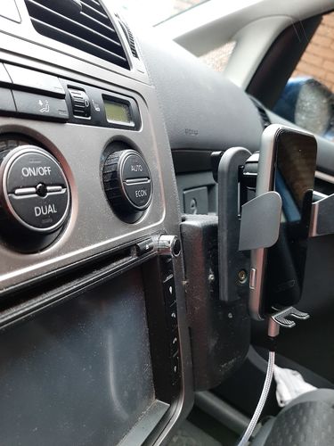 Customer photo review of Gadgetme Handyhalterung mit Wireless Ladefunktion passend für Fendt 15W Fast Wireless