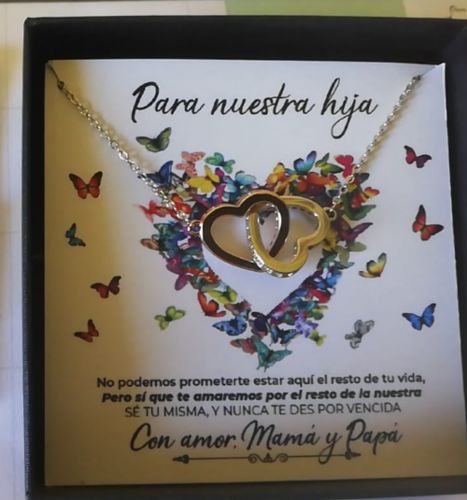 Customer photo review of Collar con tarjeta dedicatoria "Te amaré siempre, Papá y Mamá"