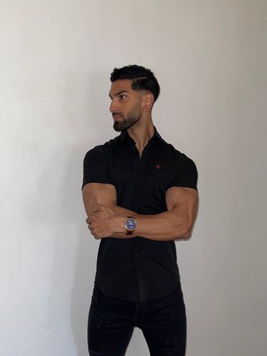 Customer photo review of Black Element Men's Short Sleeve Muscle Fit Shirt