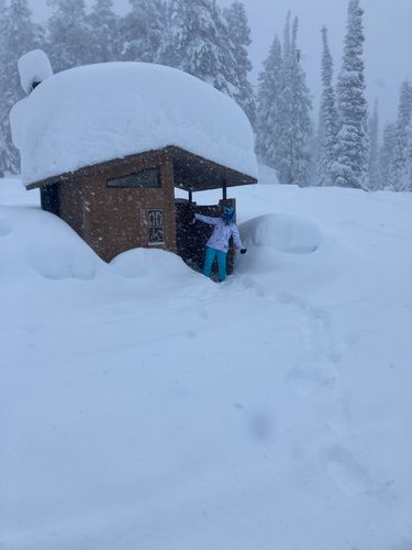 Customer photo review of HOTIAN Women's Detachable Hat Ski Jacket and Pants Set Metropolis Snowboard Suits