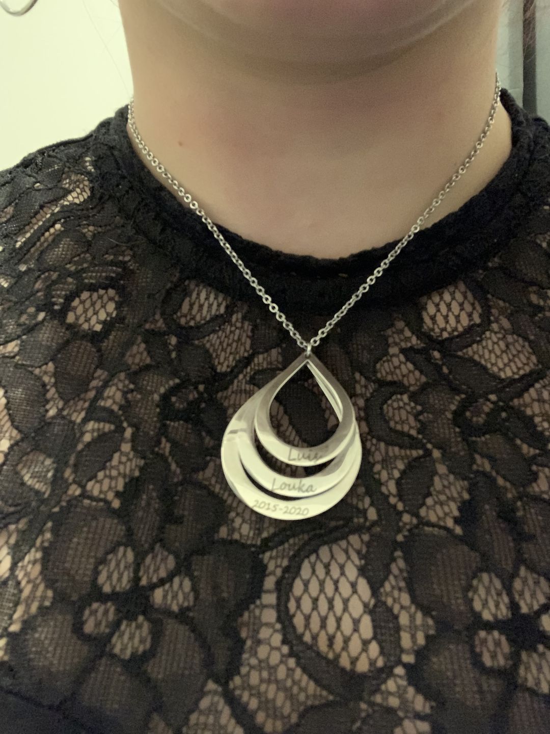 Customer photo review of [NOUVEAU] Collier 3 gouttes d'eau à personnaliser