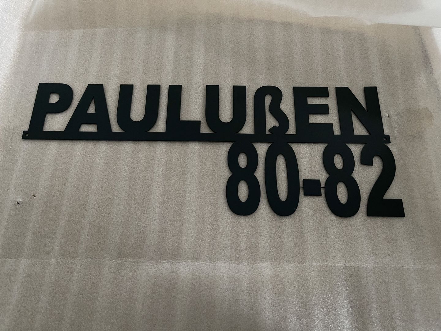 Customer photo review of Hausnummer-Türschild "Simple" mit Familiennamen aus edlem Stahl (personalisierbar)
