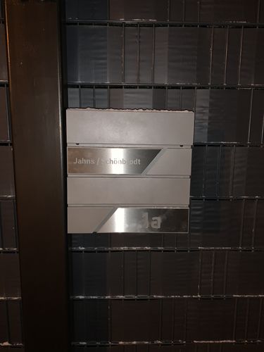 Customer photo review of AlbersDesign Briefkasten B1 in Graualuminium (RAL9007) personalisiert mit Edelstahl-Schildern