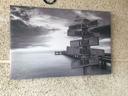 Customer photo review of Lienzo Muelle de Madera con Nombres Personalizados