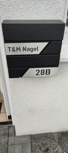 Customer photo review of AlbersDesign Briefkasten B1 schwarz (RAL9005) personalisiert mit Edelstahl-Schildern