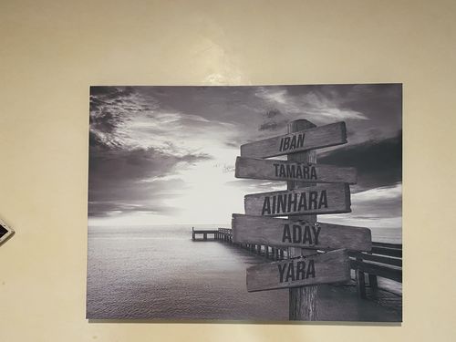 Customer photo review of Lienzo Muelle de Madera con Nombres Personalizados