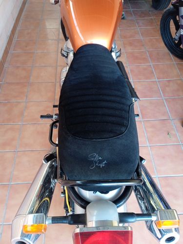 Customer photo review of Housse de Selle cuir Noir profond pour Royal Enfield